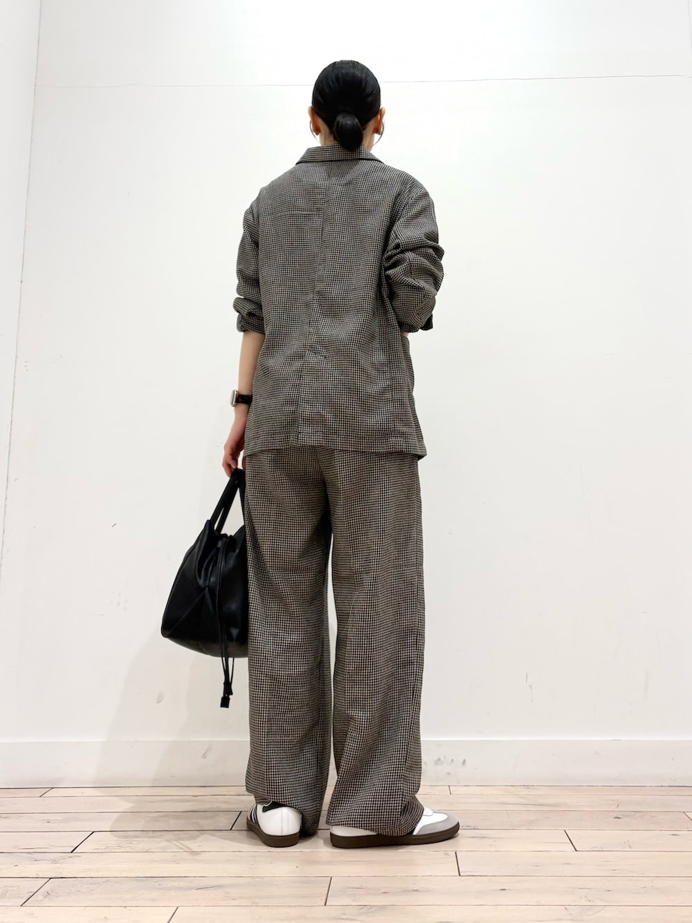 ベージュ系のその他アウター、ブラック系のショルダーバッグ、ホワイト系のスニーカーを着用したレディースの春コーディネートの5枚目の写真