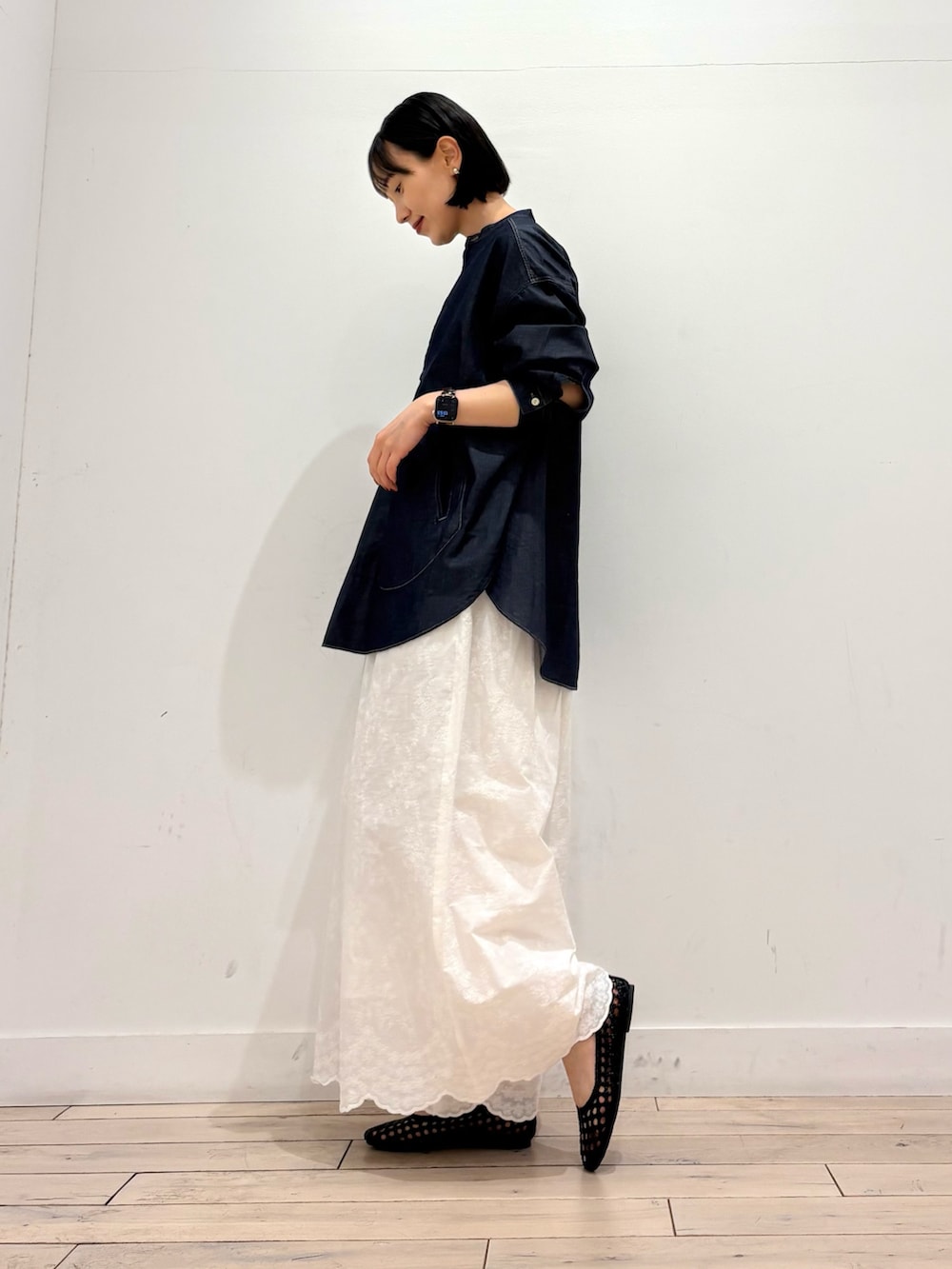 ブルー系のシャツ/ブラウス、ホワイト系のその他パンツ、ブラック系のサンダルを着用したレディースの春コーディネートの3枚目の写真