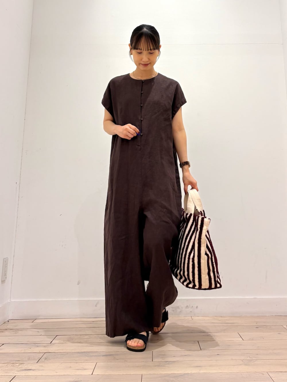 グレー系のその他パンツ、ブラウン系のトートバッグ、ブラック系のサンダルを着用したレディースの夏コーディネートの3枚目の写真