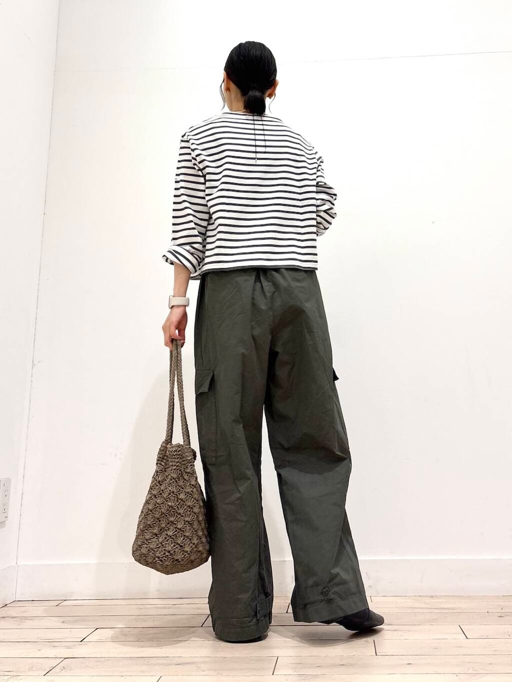 ブラック系のローファー、グレー系のトートバッグ、ホワイト系のTシャツ/カットソーを着用したレディースの春コーディネートの4枚目の写真