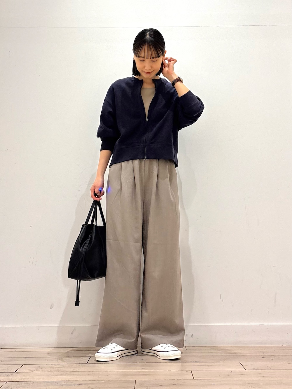 ブルー系のカーディガン/ボレロ、ベージュ系のタンクトップ、グレー系のその他パンツを着用したレディースの春コーディネートの2枚目の写真