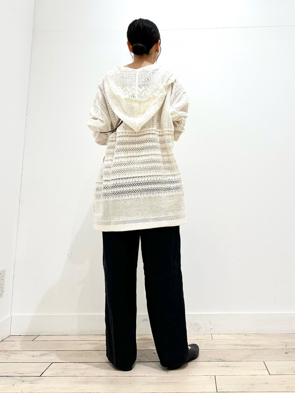 ホワイト系のTシャツ/カットソー、ブラック系のその他パンツ、ブラック系のパンプスを着用したレディースの春コーディネートの3枚目の写真