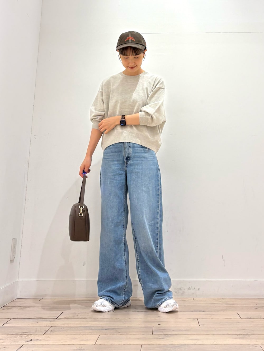 ベージュ系のその他トップス、ブルー系のデニムパンツ、ブラウン系のショルダーバッグを着用したレディースの秋コーディネートの2枚目の写真