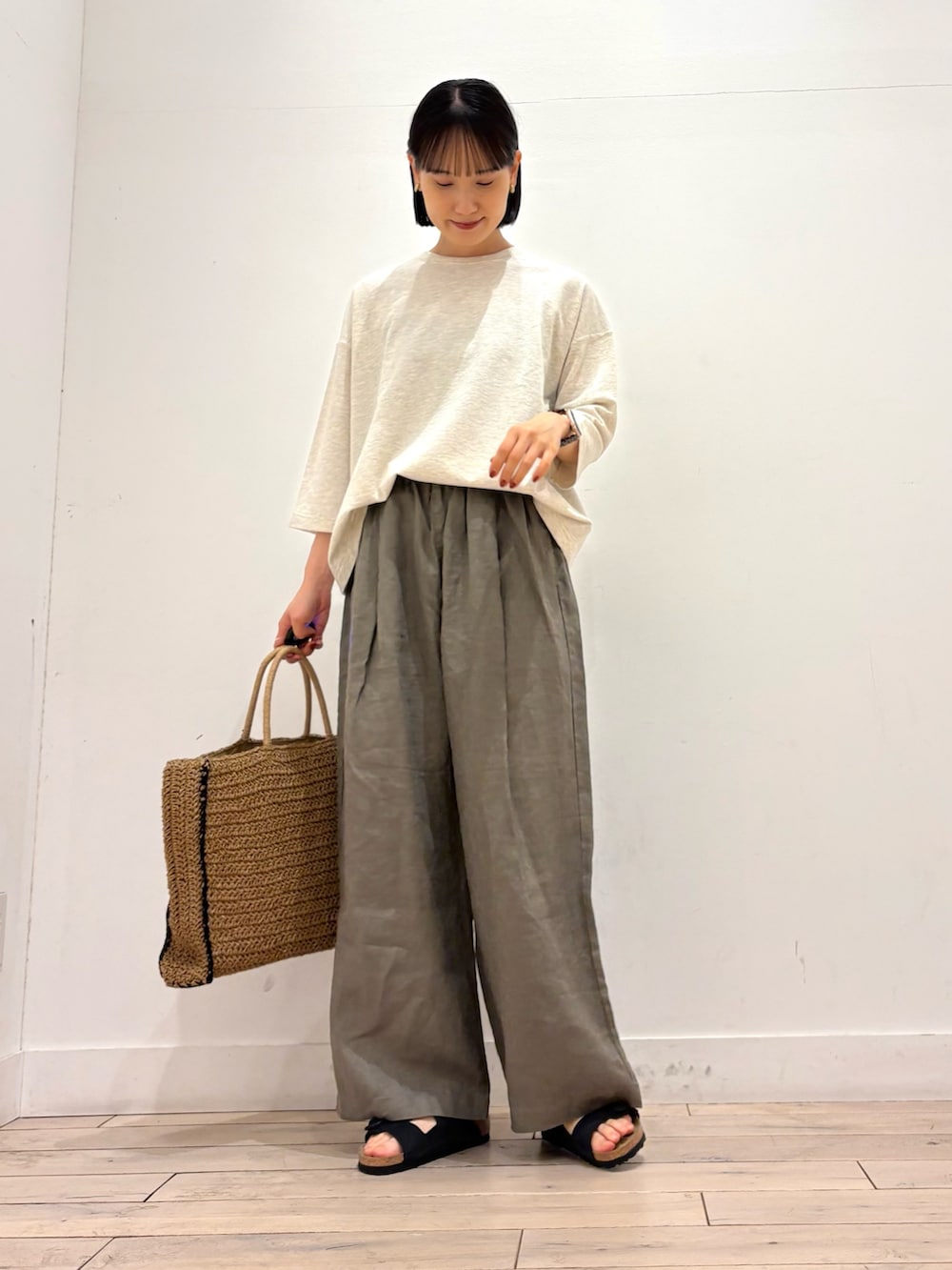 グレー系のTシャツ/カットソー、ベージュ系のその他パンツ、ベージュ系のトートバッグを着用したレディースの夏コーディネートの2枚目の写真