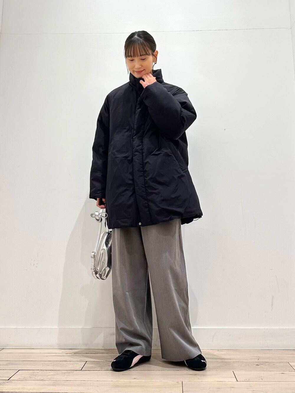 ブラック系のブルゾン、グレー系のその他パンツ、シルバー系のショルダーバッグを着用したレディースの冬コーディネートの6枚目の写真