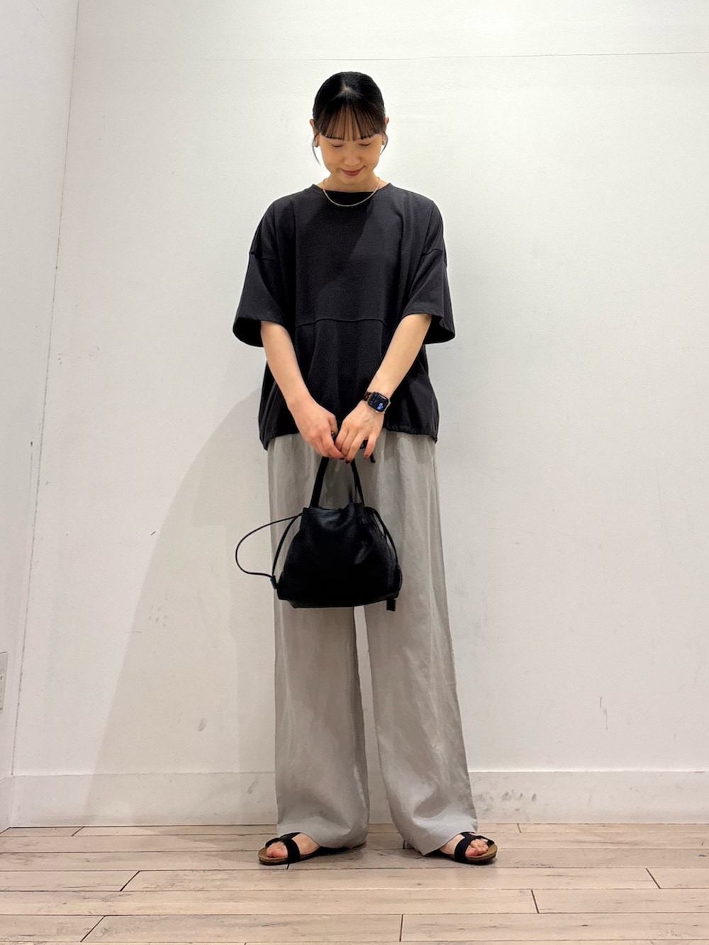 ベージュ系のその他パンツ、ブラック系のショルダーバッグ、ブラック系のサンダルを着用したレディースの夏コーディネートの2枚目の写真