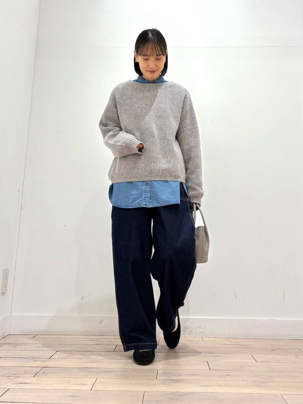 グレー系のニット/セーター、ブルー系のシャツ/ブラウス、ブルー系のその他パンツを着用したレディースの秋コーディネートの2枚目の写真