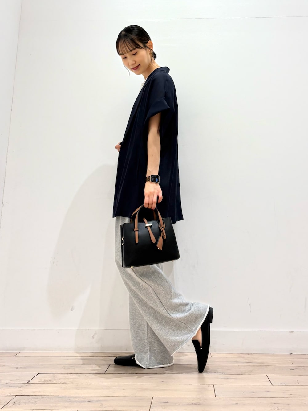 「ジャケット、ジャケットスタイル、ジャケットコーデ、SONNYLABEL、SonnyLabel、スウェット、スウェットパンツ、スウェットコーデ」｜「URBAN RESEARCHのシアーハーフスリーブジャケット（その他アウター、ブラック系）」を使った、amiさん（骨格ストレート・レディース・160cm）の夏コーディネートの3枚目の写真