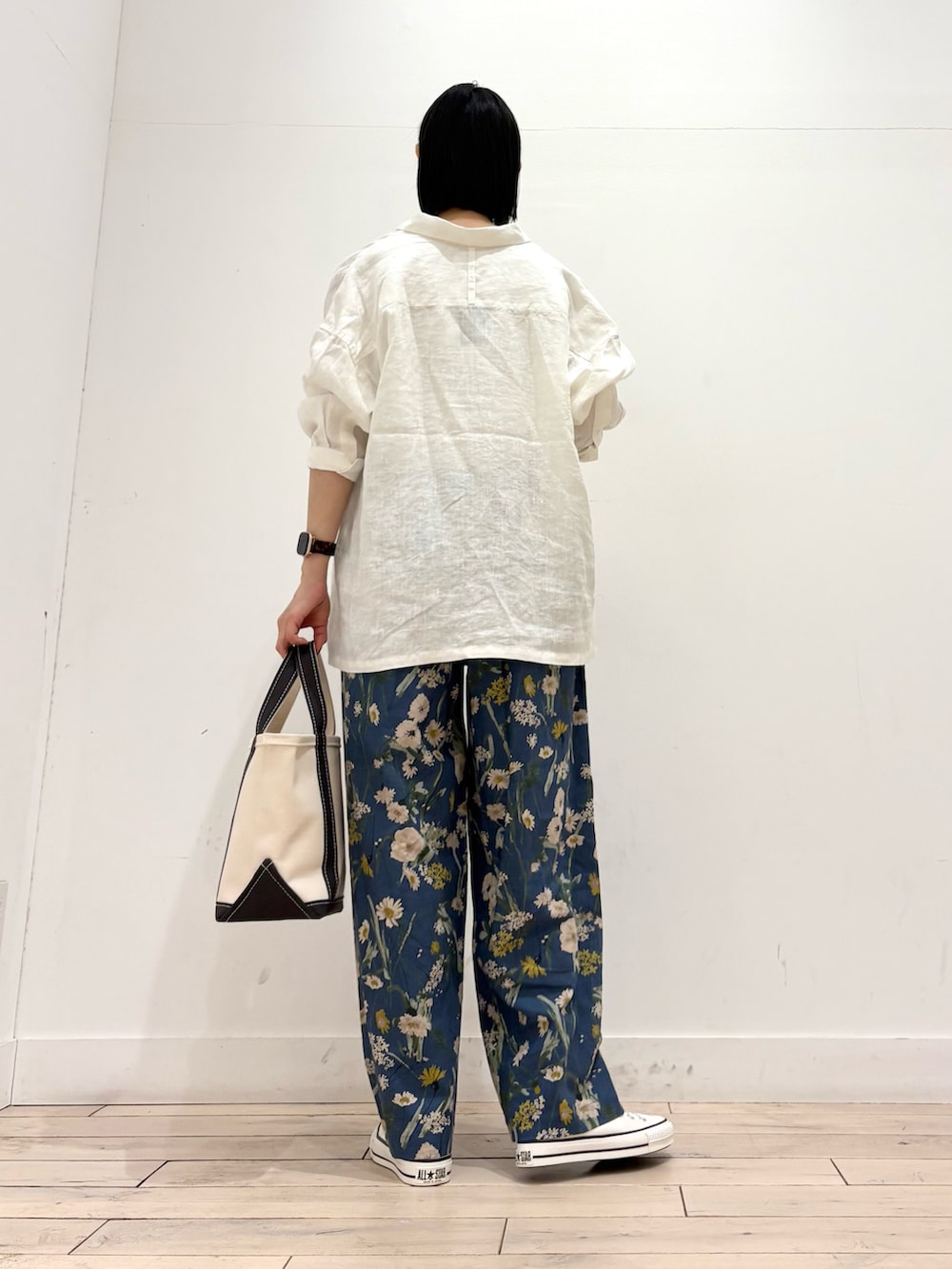ホワイト系のタンクトップ、ホワイト系のシャツ/ブラウス、グレー系のトートバッグを着用したレディースの春コーディネートの4枚目の写真