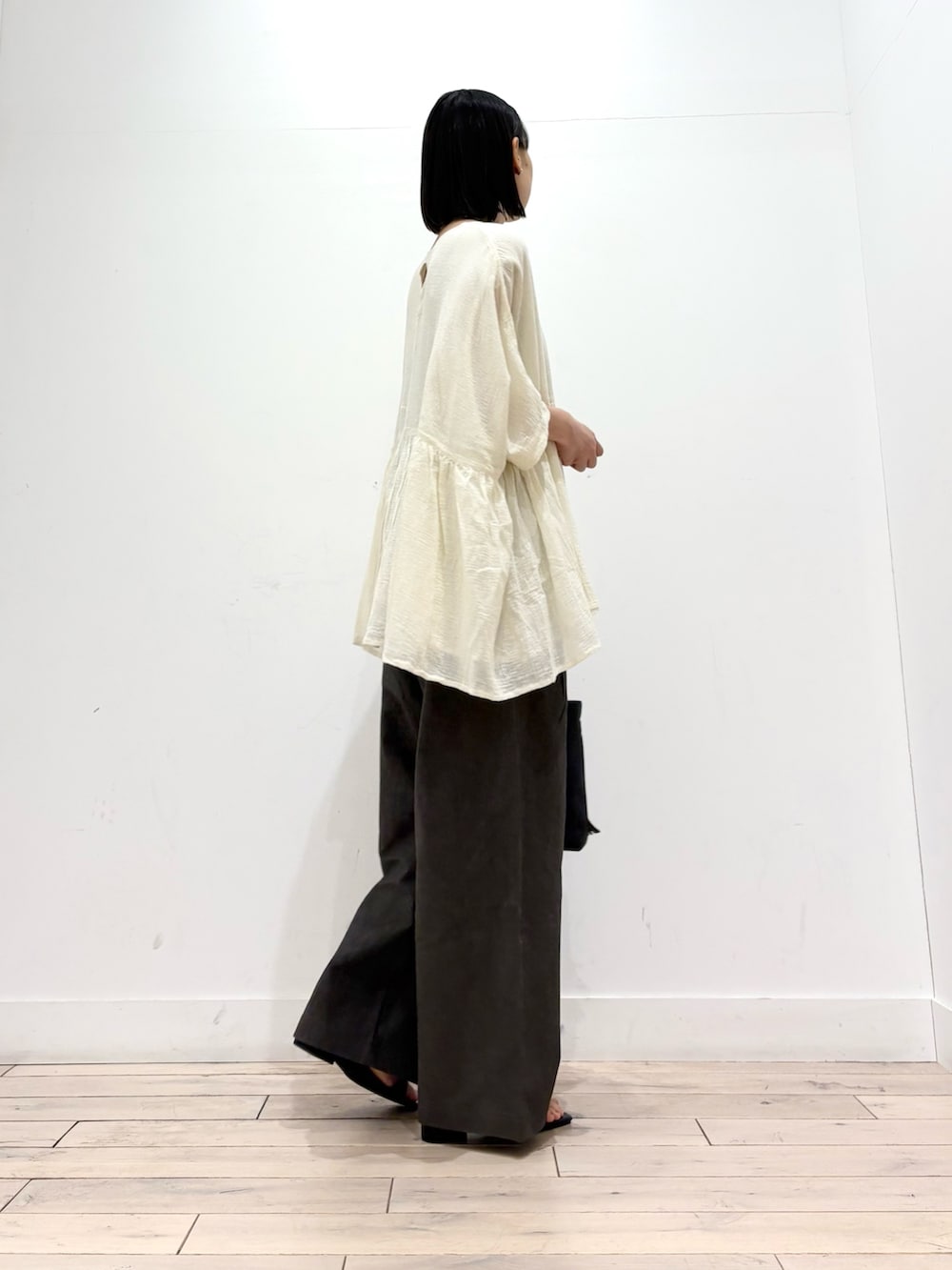 ホワイト系のシャツ/ブラウス、グレー系のその他パンツ、ブラック系のトートバッグを着用したレディースの夏コーディネートの3枚目の写真
