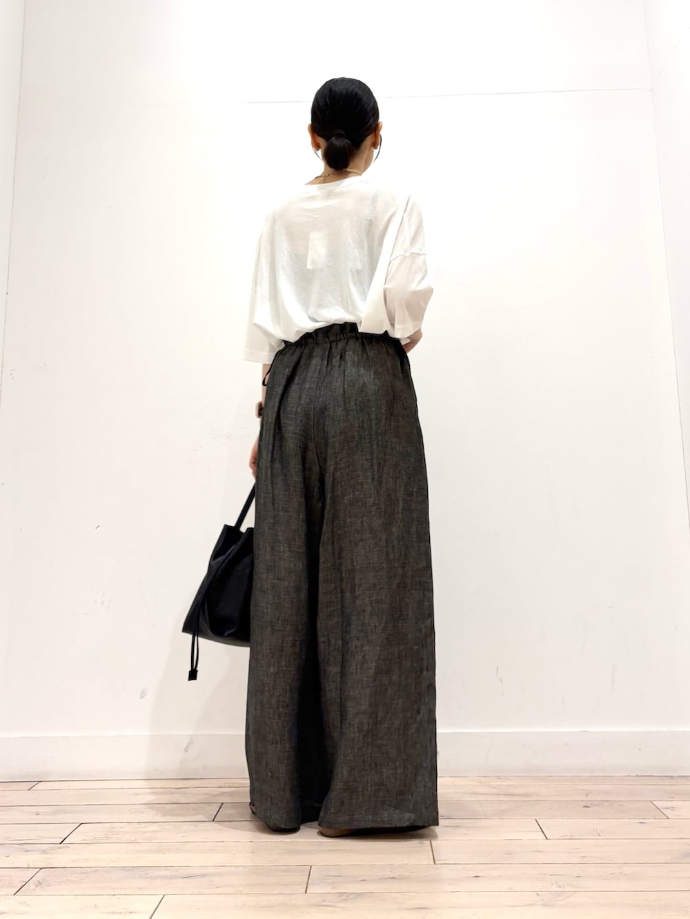 ブラック系のその他パンツ、ブラック系のショルダーバッグ、ブラック系のサンダルを着用したレディースの夏コーディネートの5枚目の写真