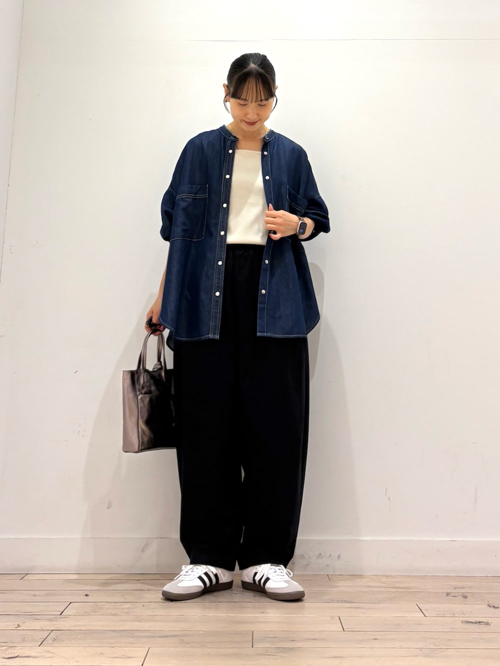 ホワイト系のタンクトップ、ブラック系のその他パンツ、シルバー系のトートバッグを着用したレディースの秋コーディネートの2枚目の写真