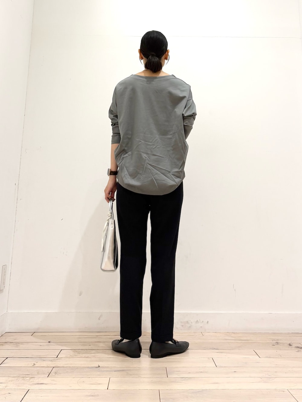 ブルー系のTシャツ/カットソー、ブラック系のその他パンツ、シルバー系のトートバッグを着用したレディースの秋コーディネートの4枚目の写真