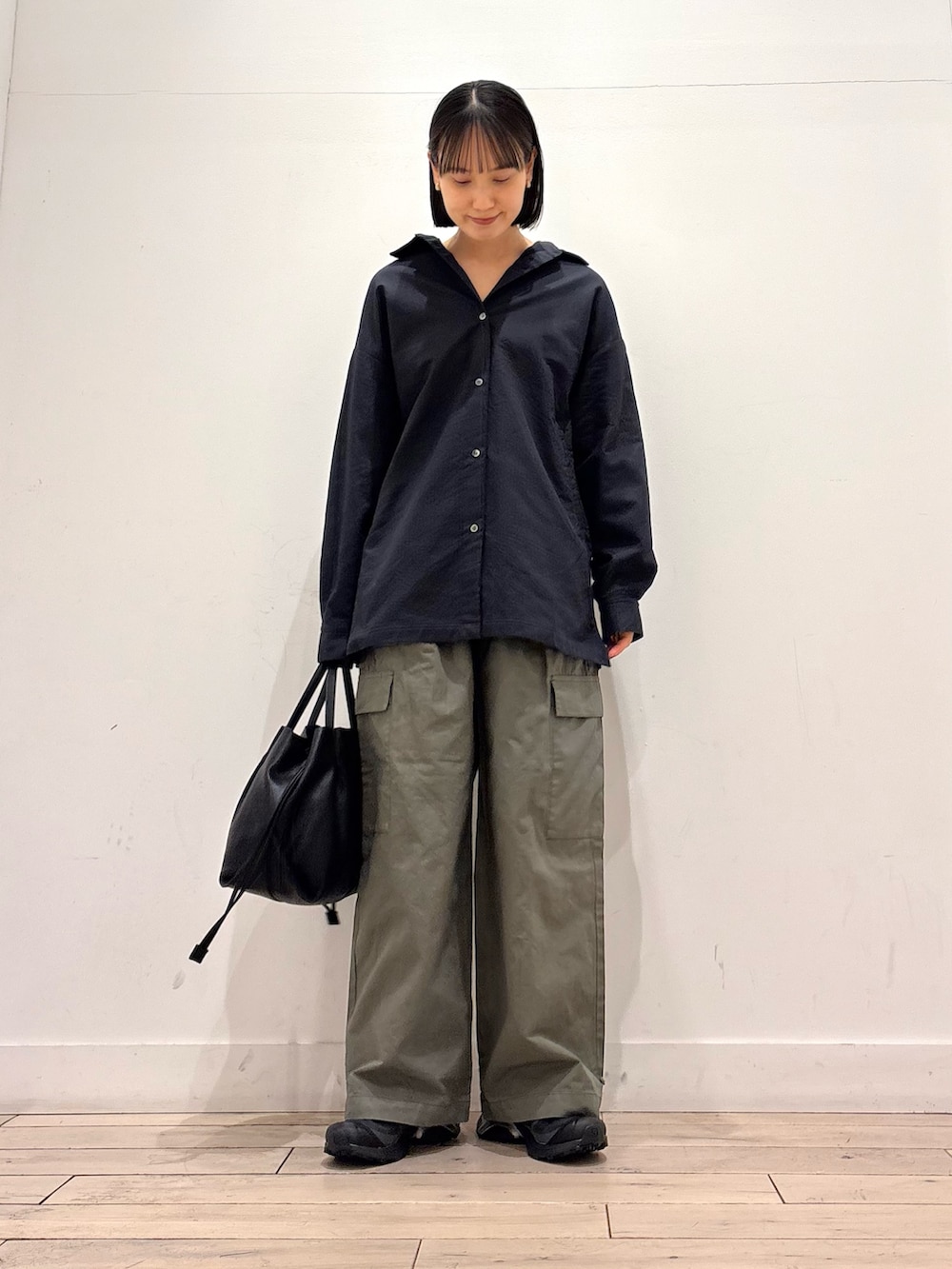 グレー系のその他アウター、グリーン系のその他パンツ、ブラック系のショルダーバッグを着用したレディースの冬コーディネートの2枚目の写真