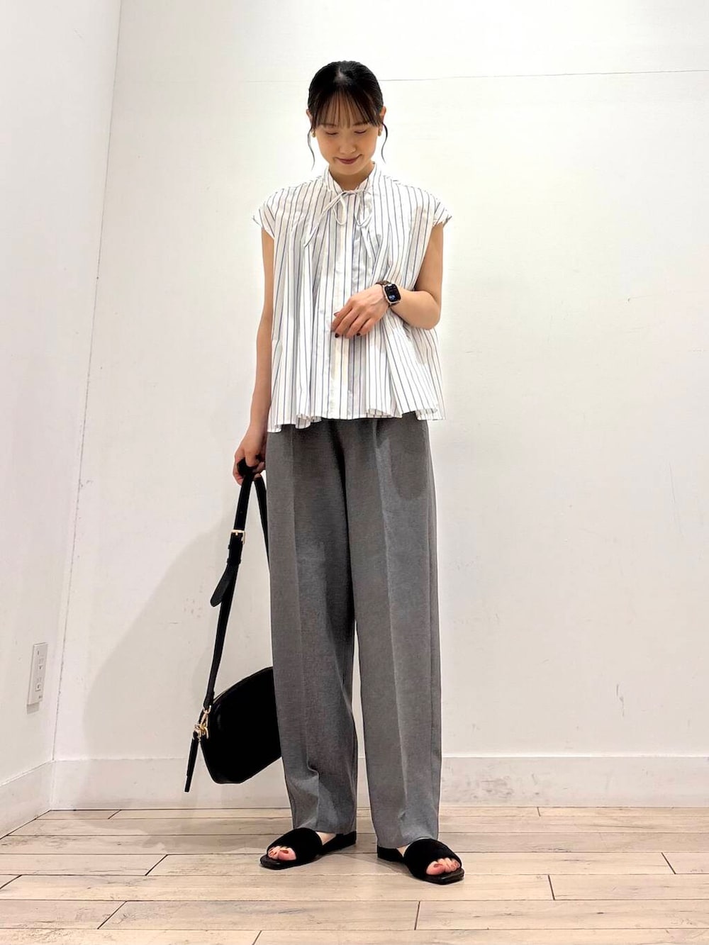 ブラック系のショルダーバッグ、グレー系のその他パンツ、ホワイト系のシャツ/ブラウスを着用したレディースの夏コーディネートの3枚目の写真