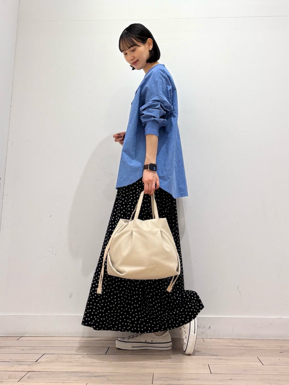 ブルー系のシャツ/ブラウス、ブラック系のスカート、ホワイト系のショルダーバッグを着用したレディースの冬コーディネートの3枚目の写真