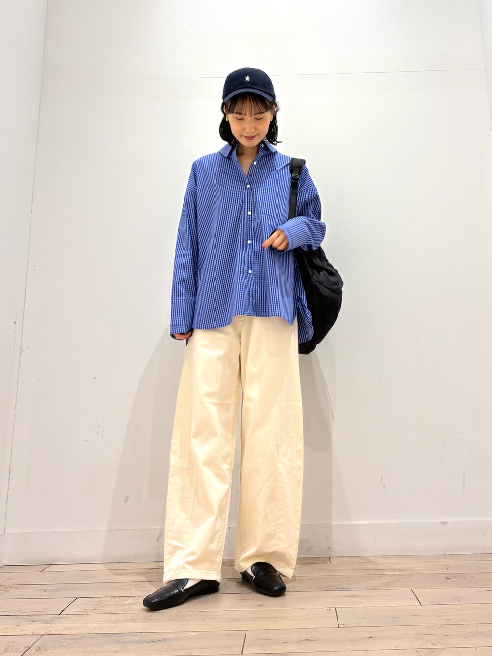 ブルー系のシャツ/ブラウス、ブラック系のローファー、ブラック系のバックパック/リュックを着用したレディースの秋コーディネートの2枚目の写真