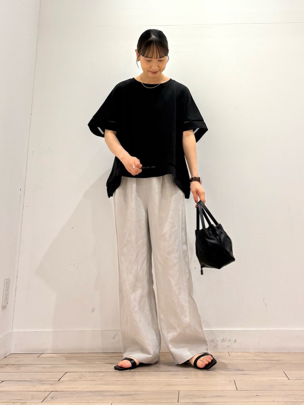 ブラック系のTシャツ/カットソー、ベージュ系のその他パンツ、ブラック系のショルダーバッグを着用したレディースの夏コーディネートの4枚目の写真