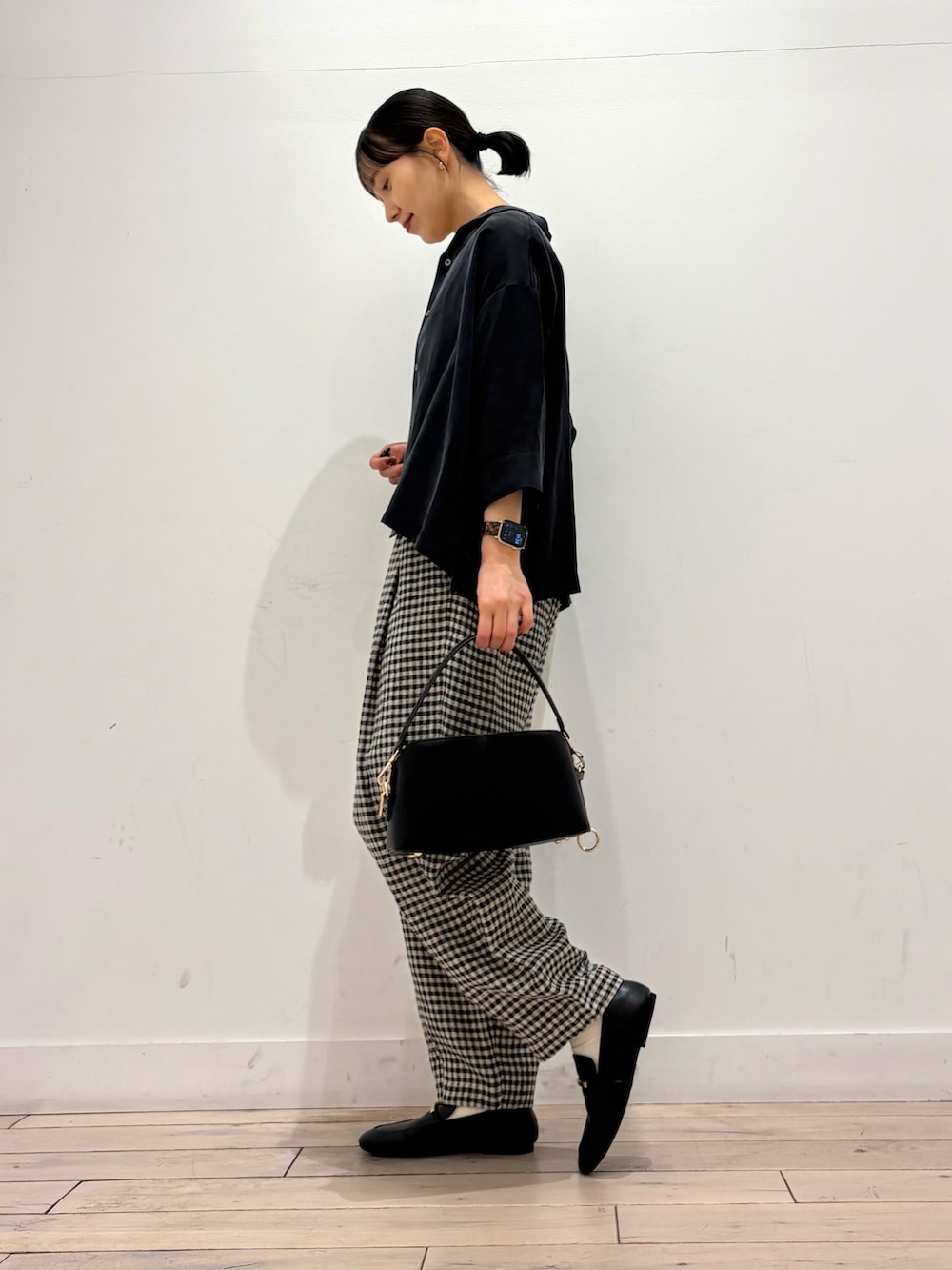 ホワイト系のタンクトップ、ブラック系のシャツ/ブラウス、ブラック系のショルダーバッグを着用したレディースの春コーディネートの3枚目の写真