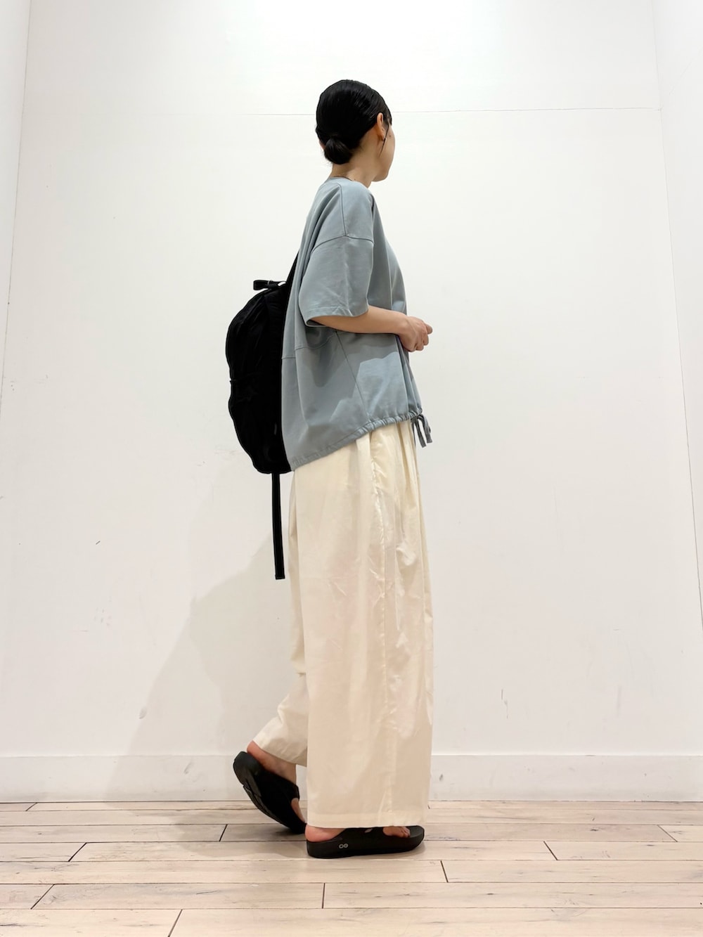 ブルー系のTシャツ/カットソー、ホワイト系のその他パンツ、ブラック系のサンダルを着用したレディースの夏コーディネートの3枚目の写真