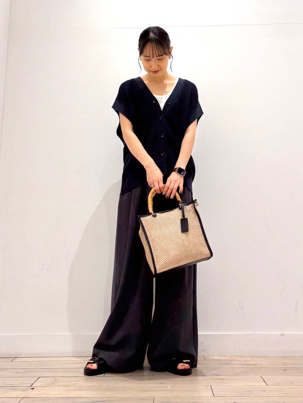 ホワイト系のタンクトップ、ブラック系のサンダル、ブラック系のショルダーバッグを着用したレディースの夏コーディネートの2枚目の写真