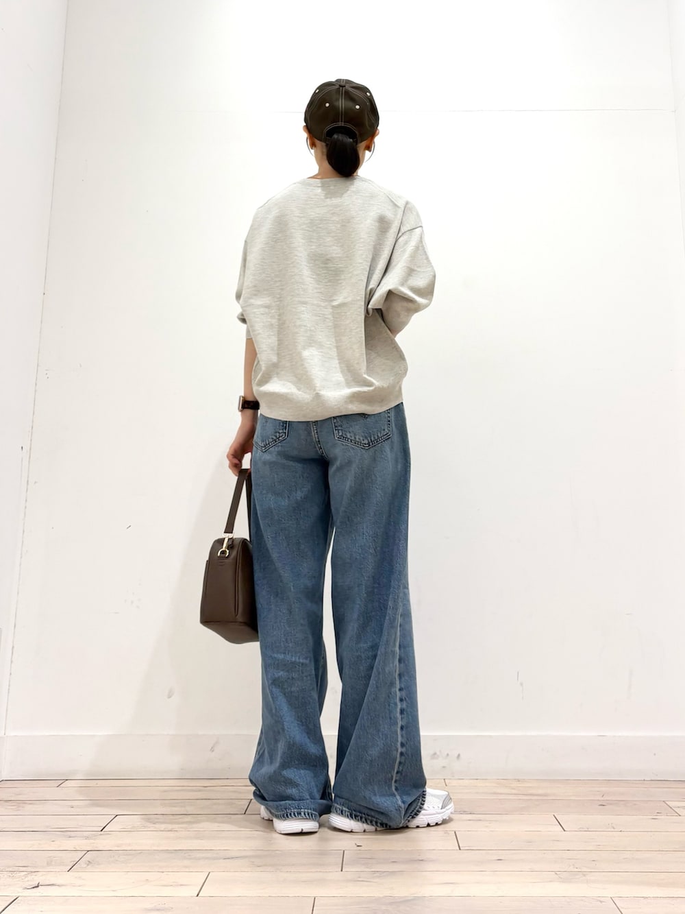 ベージュ系のその他トップス、ブルー系のデニムパンツ、ブラウン系のショルダーバッグを着用したレディースの秋コーディネートの5枚目の写真