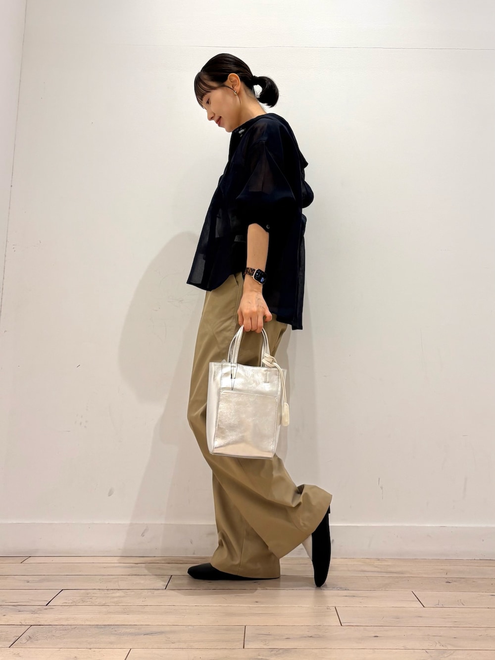 ベージュ系のその他パンツ、シルバー系のトートバッグ、ブラック系のパンプスを着用したレディースの夏コーディネートの3枚目の写真