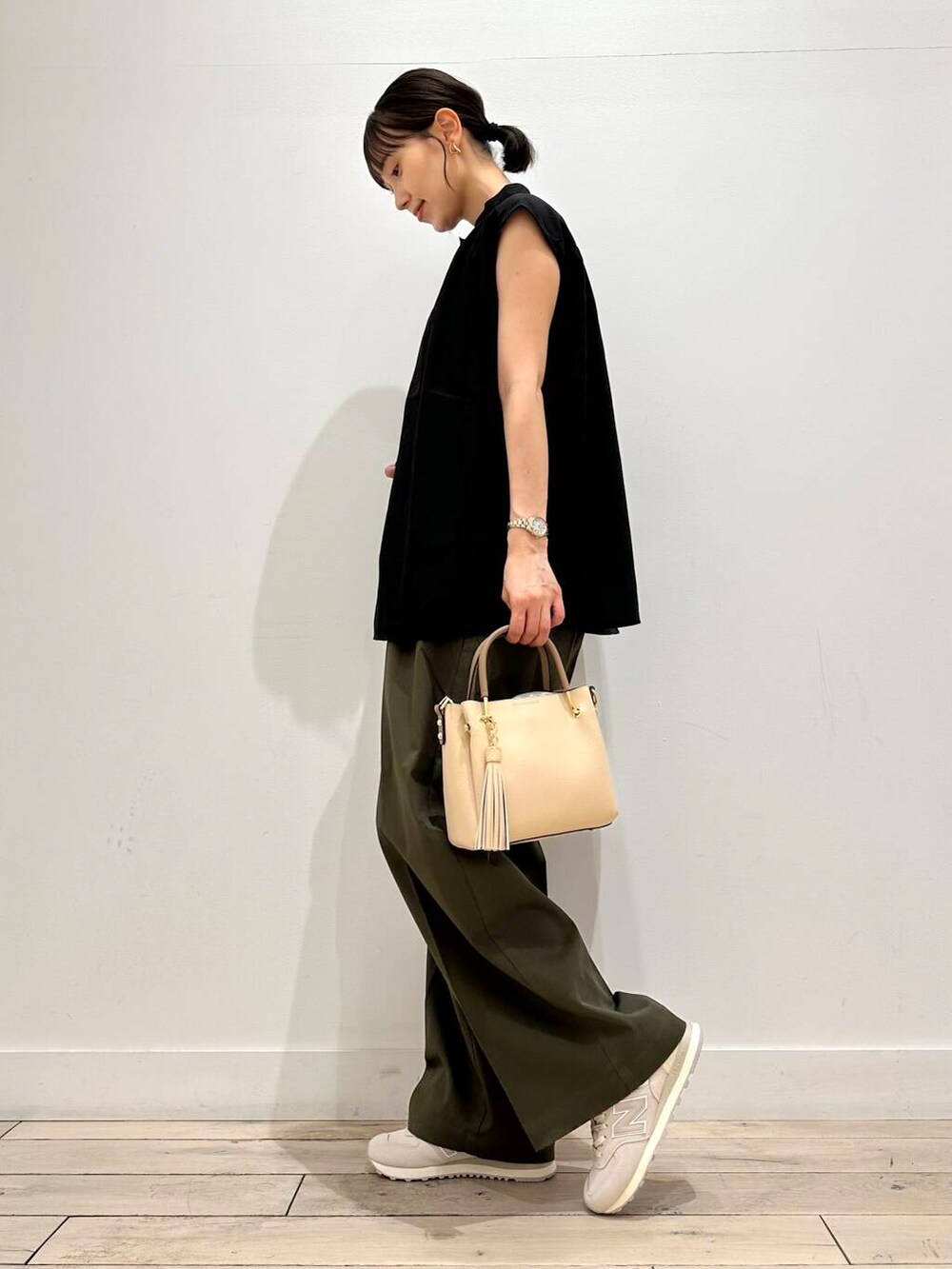 ホワイト系のトートバッグ、グレー系のスニーカー、ブラック系のシャツ/ブラウスを着用したレディースの夏コーディネートの2枚目の写真