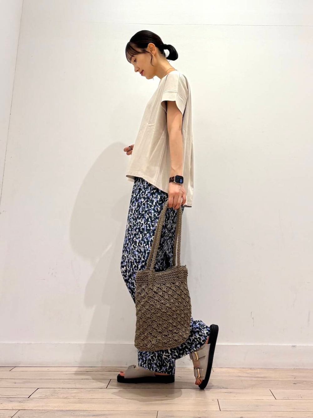 「イージーパンツ、ママコーデ、RODESKO、SMELLY、アーバンリサーチドアーズ、ドアーズ、ストレート×イエベ春、きれいめ派のtシャツコーデ、私が選ぶセールアイテム25ss」｜「RODE SKOのペーパーショルダートートバッグ（トートバッグ、グレー系）」を使った、amiさん（レディース・160cm）の夏コーディネートの3枚目の写真