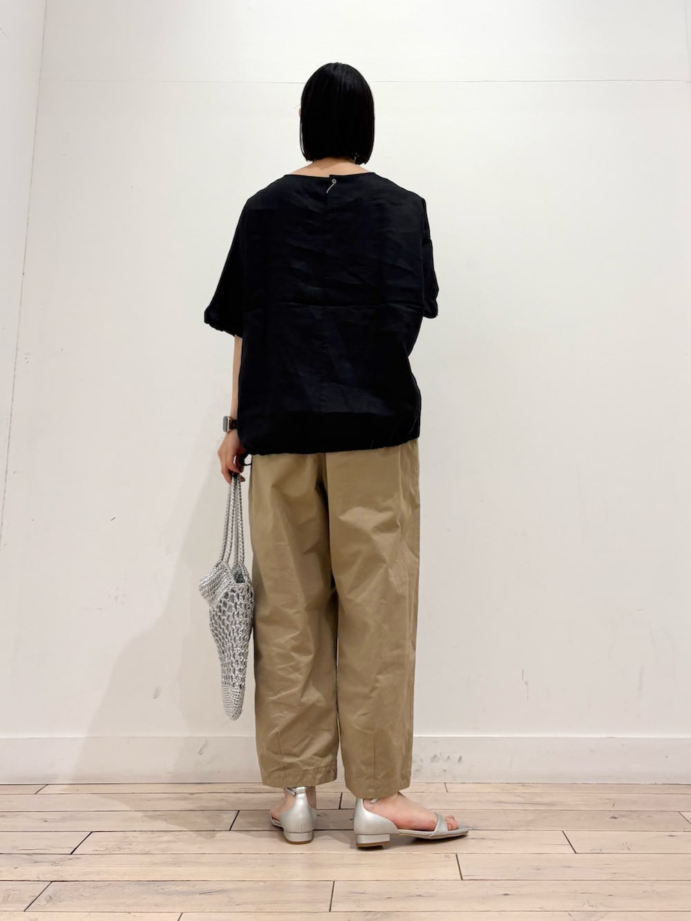 シルバー系のトートバッグ、シルバー系のサンダル、ベージュ系のその他パンツを着用したレディースの春コーディネートの6枚目の写真