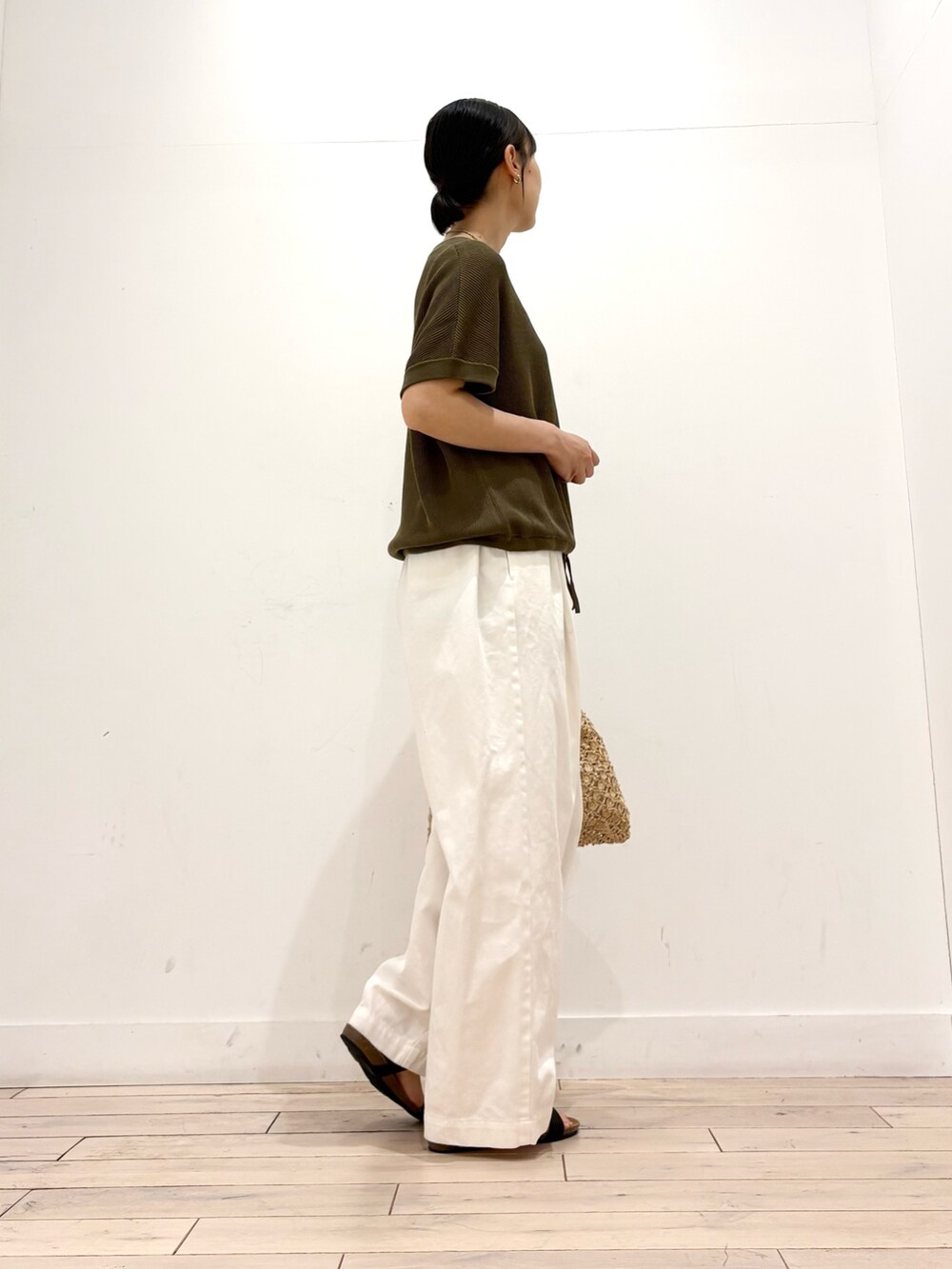 ホワイト系のその他パンツ、ベージュ系のハンドバッグ、ブラック系のサンダルを着用したレディースの夏コーディネートの4枚目の写真