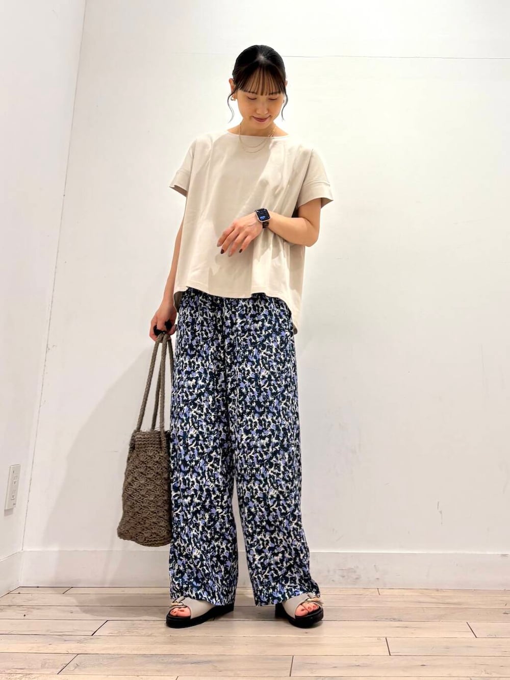 「イージーパンツ、ママコーデ、RODESKO、SMELLY、アーバンリサーチドアーズ、ドアーズ、ストレート×イエベ春、きれいめ派のtシャツコーデ、私が選ぶセールアイテム25ss」｜「RODE SKOのペーパーショルダートートバッグ（トートバッグ、グレー系）」を使った、amiさん（レディース・160cm）の夏コーディネートの2枚目の写真