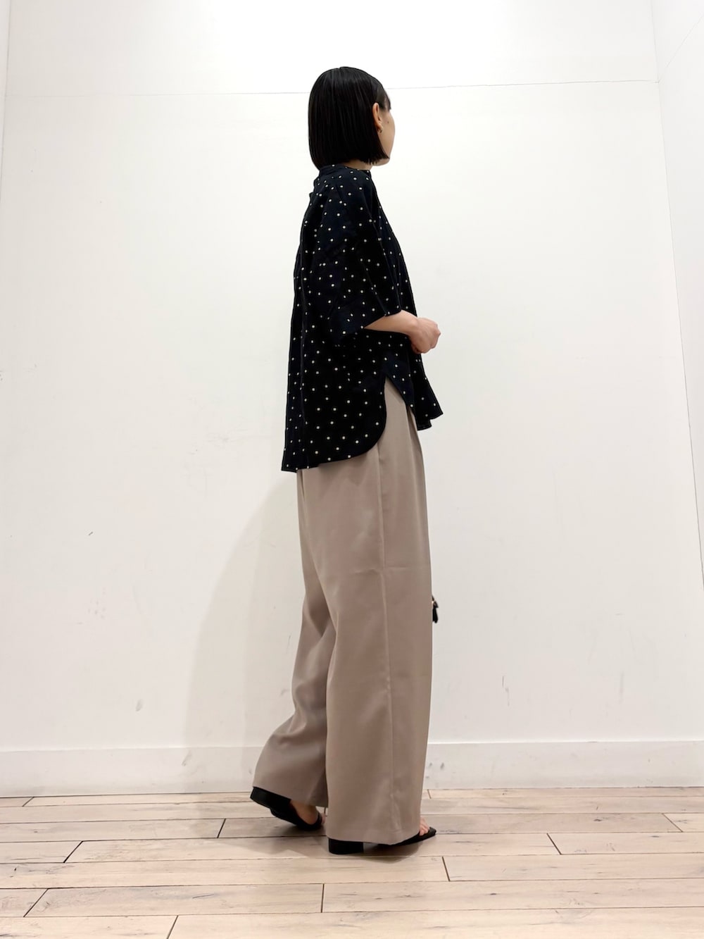 ブラック系のシャツ/ブラウス、ベージュ系のその他パンツ、ブラック系のショルダーバッグを着用したレディースの春コーディネートの4枚目の写真