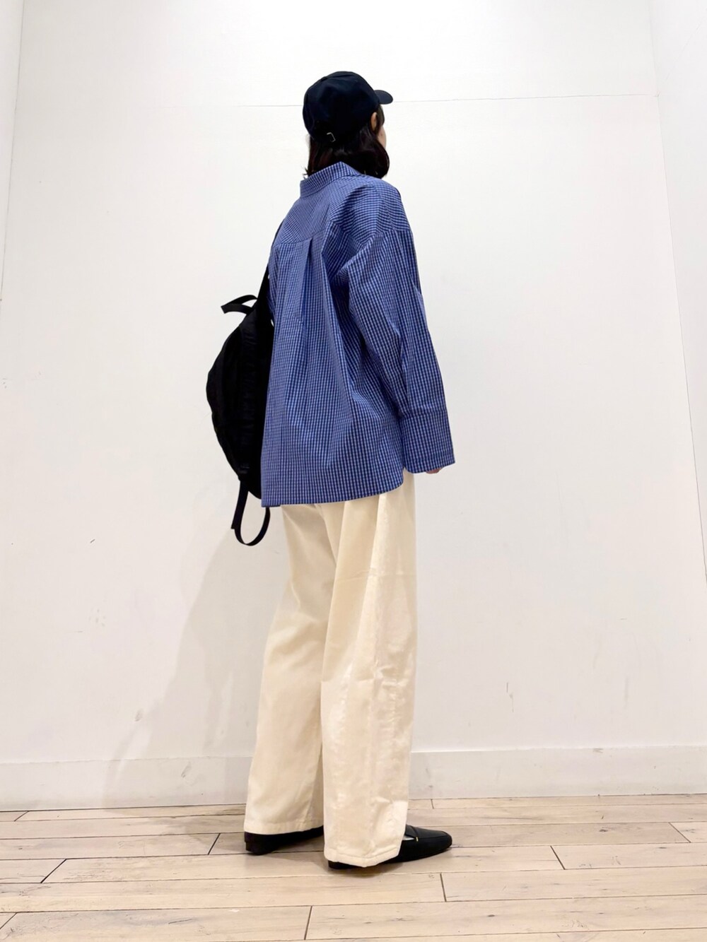 ブルー系のシャツ/ブラウス、ブラック系のローファー、ブラック系のバックパック/リュックを着用したレディースの秋コーディネートの4枚目の写真