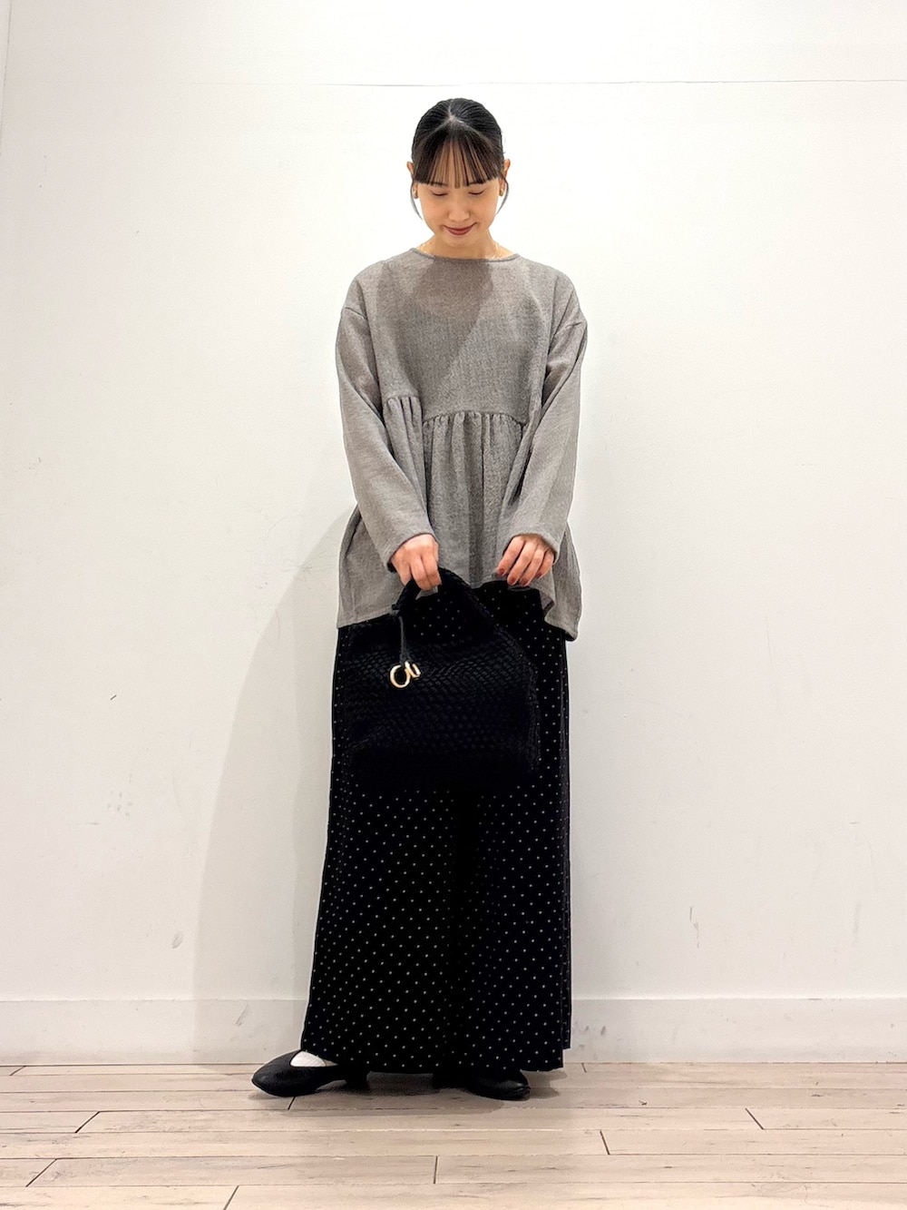 グレー系のシャツ/ブラウス、ブラック系のその他パンツ、ブラック系のハンドバッグを着用したレディースの秋コーディネートの4枚目の写真
