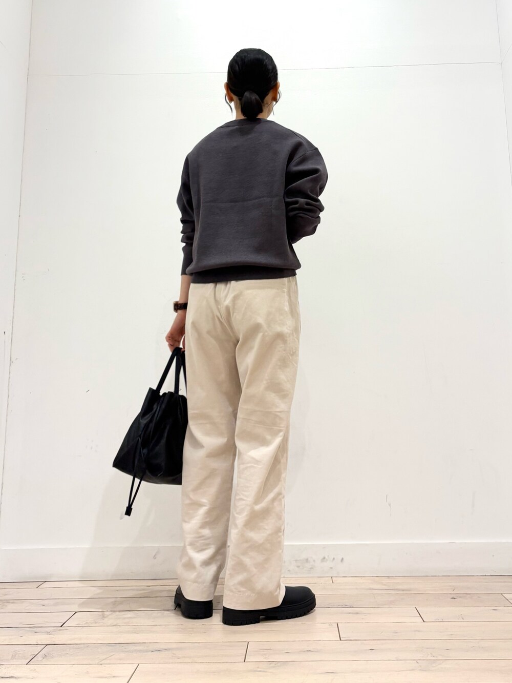 グレー系のニット/セーター、ベージュ系のダウンジャケット/コート、ホワイト系のその他パンツを着用したレディースの冬コーディネートの8枚目の写真