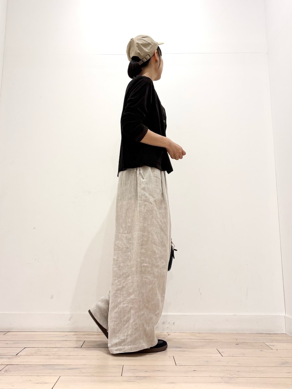 ブラウン系のカーディガン/ボレロ、ベージュ系のその他パンツ、ブラック系のスニーカーを着用したレディースの夏コーディネートの4枚目の写真