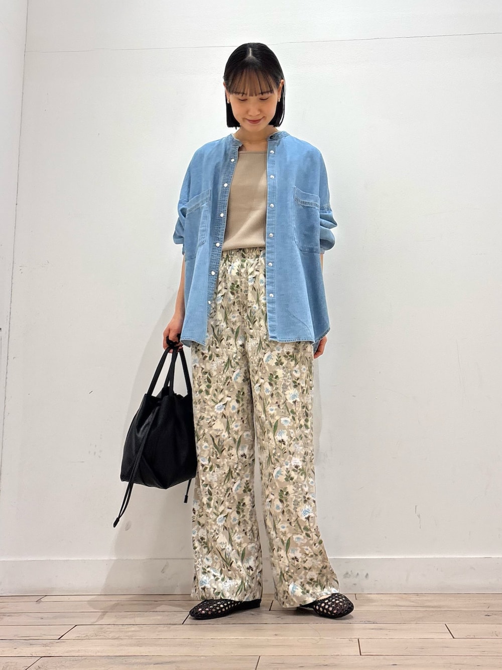 ベージュ系のその他パンツ、ブラック系のショルダーバッグ、ブラック系のサンダルを着用したレディースの春コーディネートの2枚目の写真