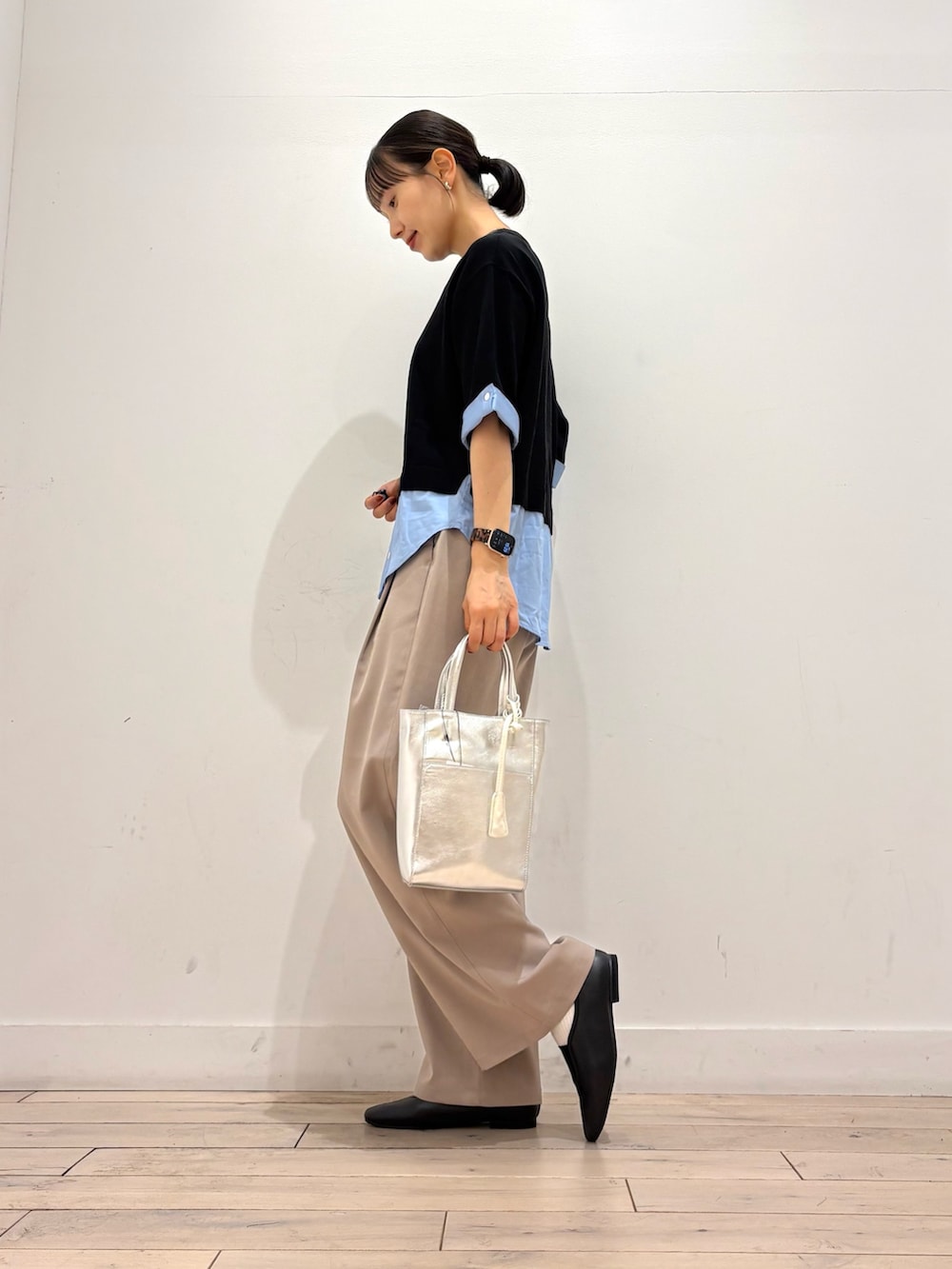 ブラック系のニット/セーター、ベージュ系のその他パンツ、シルバー系のトートバッグを着用したレディースの夏コーディネートの3枚目の写真