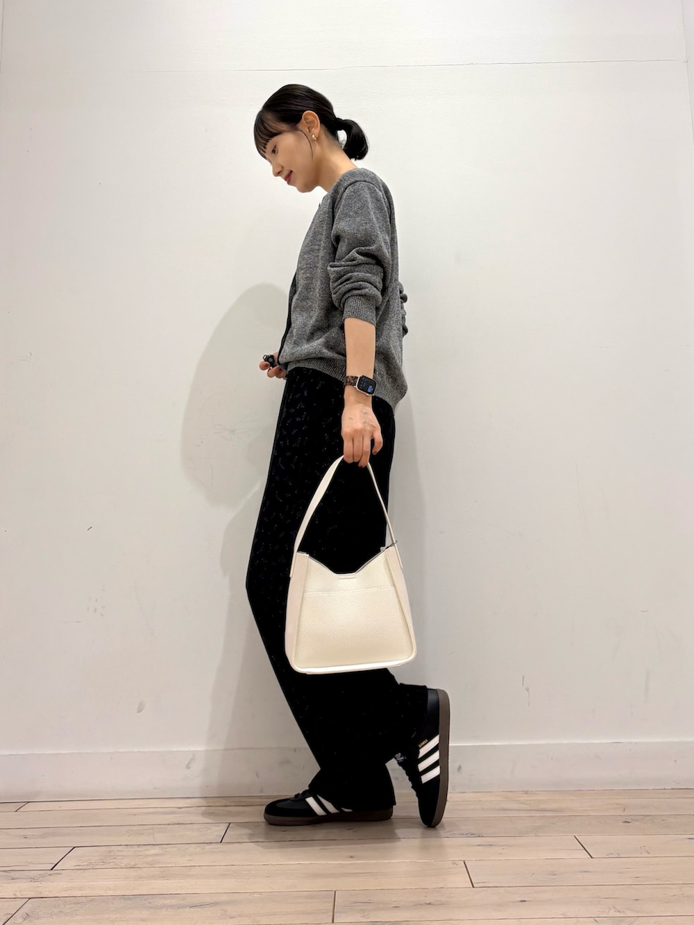 グレー系のカーディガン/ボレロ、ブラック系のその他パンツ、ホワイト系のハンドバッグを着用したレディースの夏コーディネートの3枚目の写真