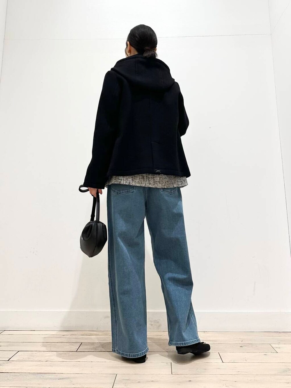 ブラック系のその他アウター、ブラック系のバレエシューズ、ホワイト系のTシャツ/カットソーを着用したレディースの冬コーディネートの7枚目の写真