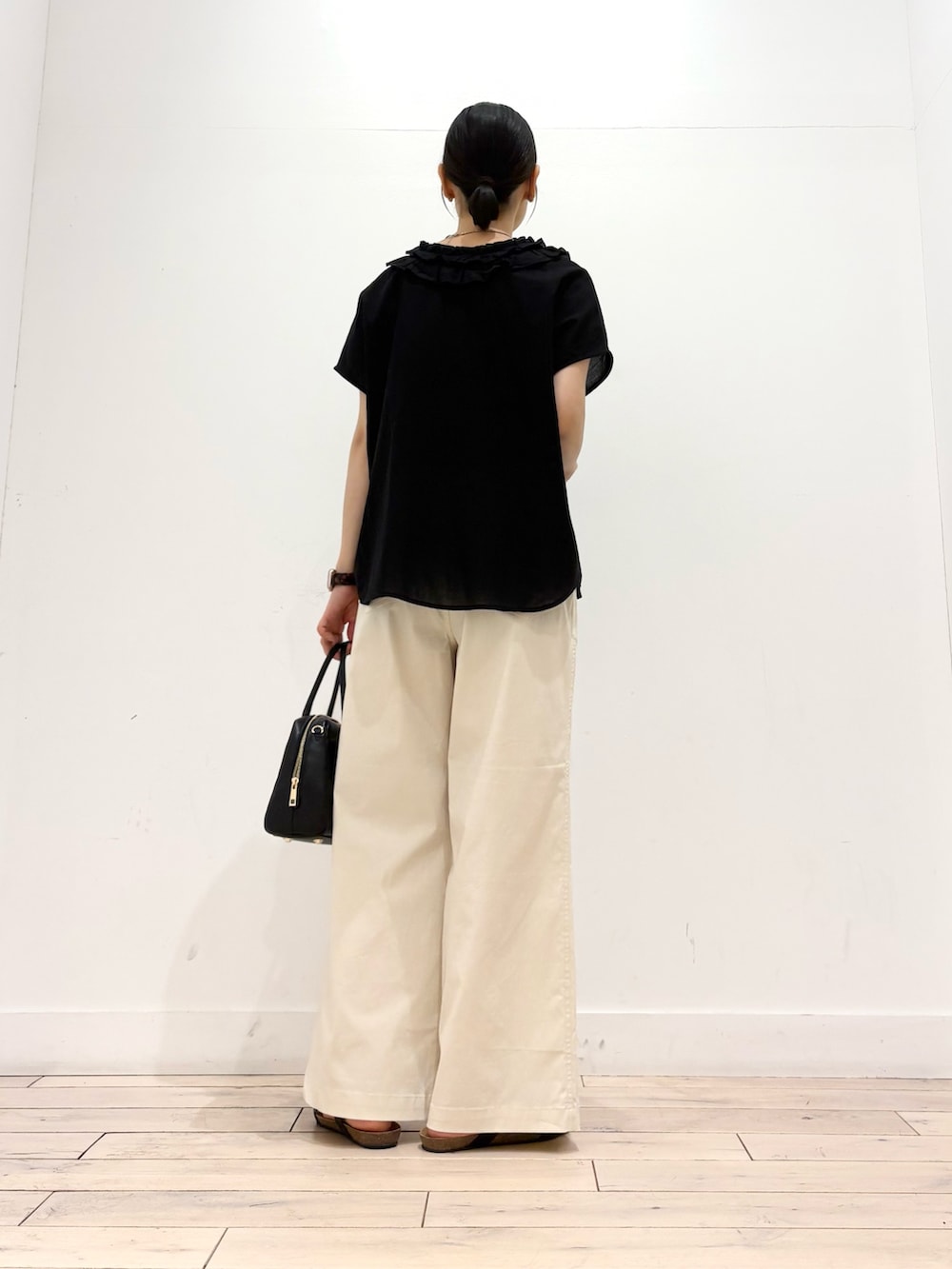 ブラック系のシャツ/ブラウス、ホワイト系のその他パンツ、ブラック系のボストンバッグを着用したレディースの夏コーディネートの4枚目の写真