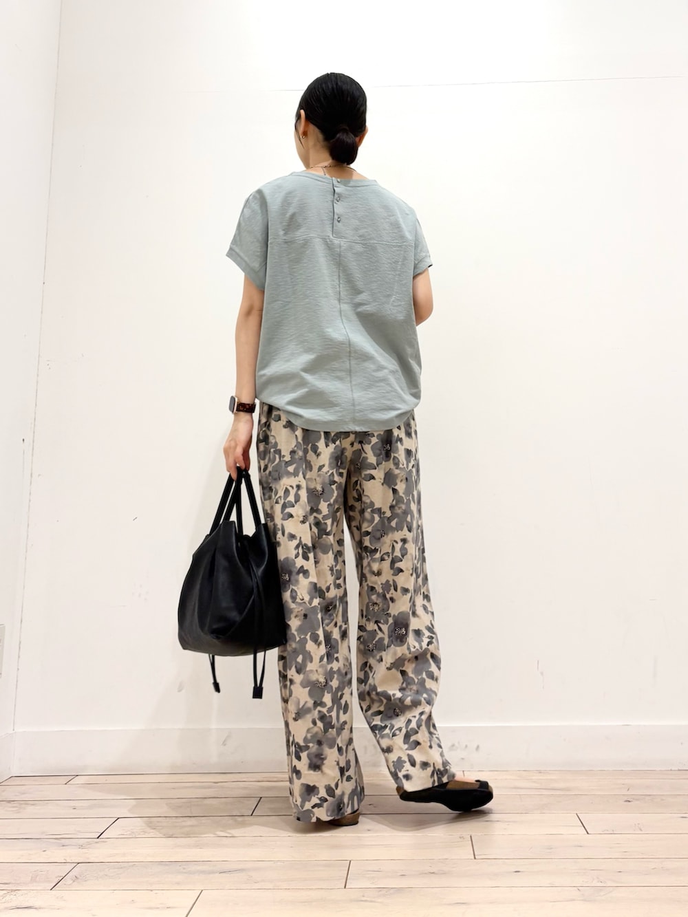 グリーン系のTシャツ/カットソー、グレー系のその他パンツ、ブラック系のショルダーバッグを着用したレディースの夏コーディネートの5枚目の写真