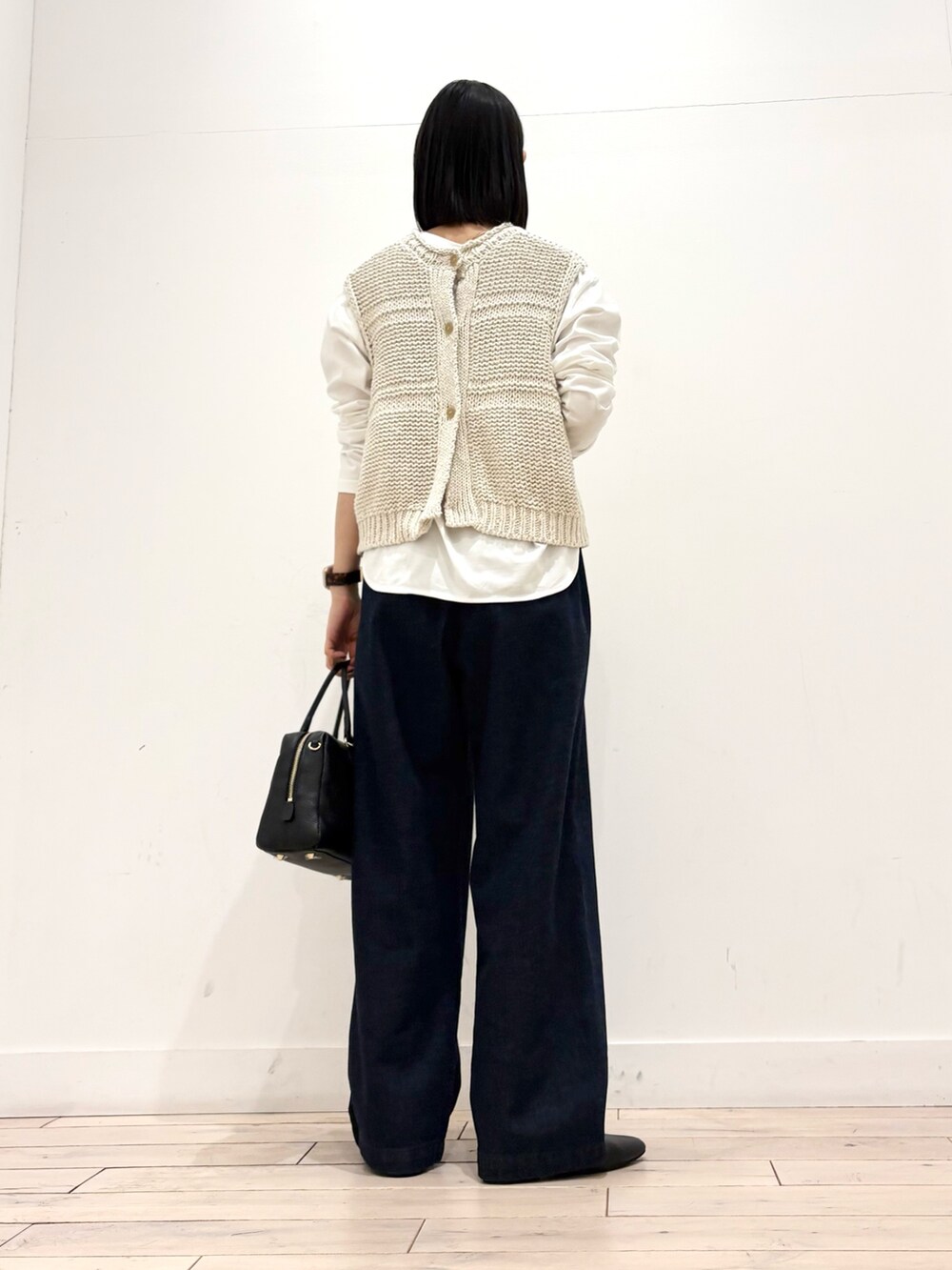 ホワイト系のベスト、ホワイト系のTシャツ/カットソー、ブルー系のその他パンツを着用したレディースの春コーディネートの4枚目の写真