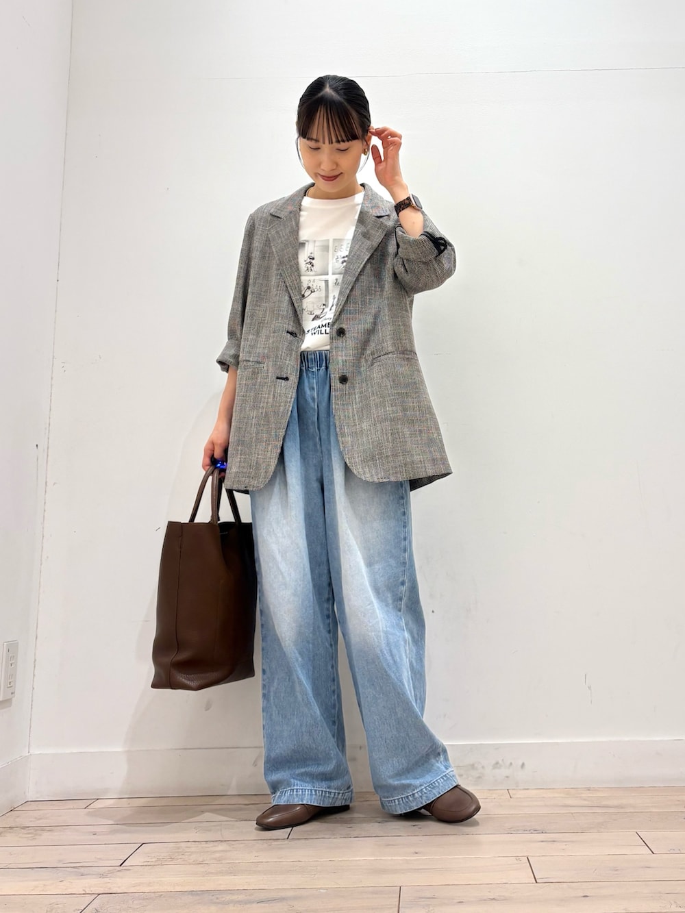 ホワイト系のTシャツ/カットソー、グレー系のその他アウター、ブルー系のデニムパンツを着用したレディースの夏コーディネートの2枚目の写真