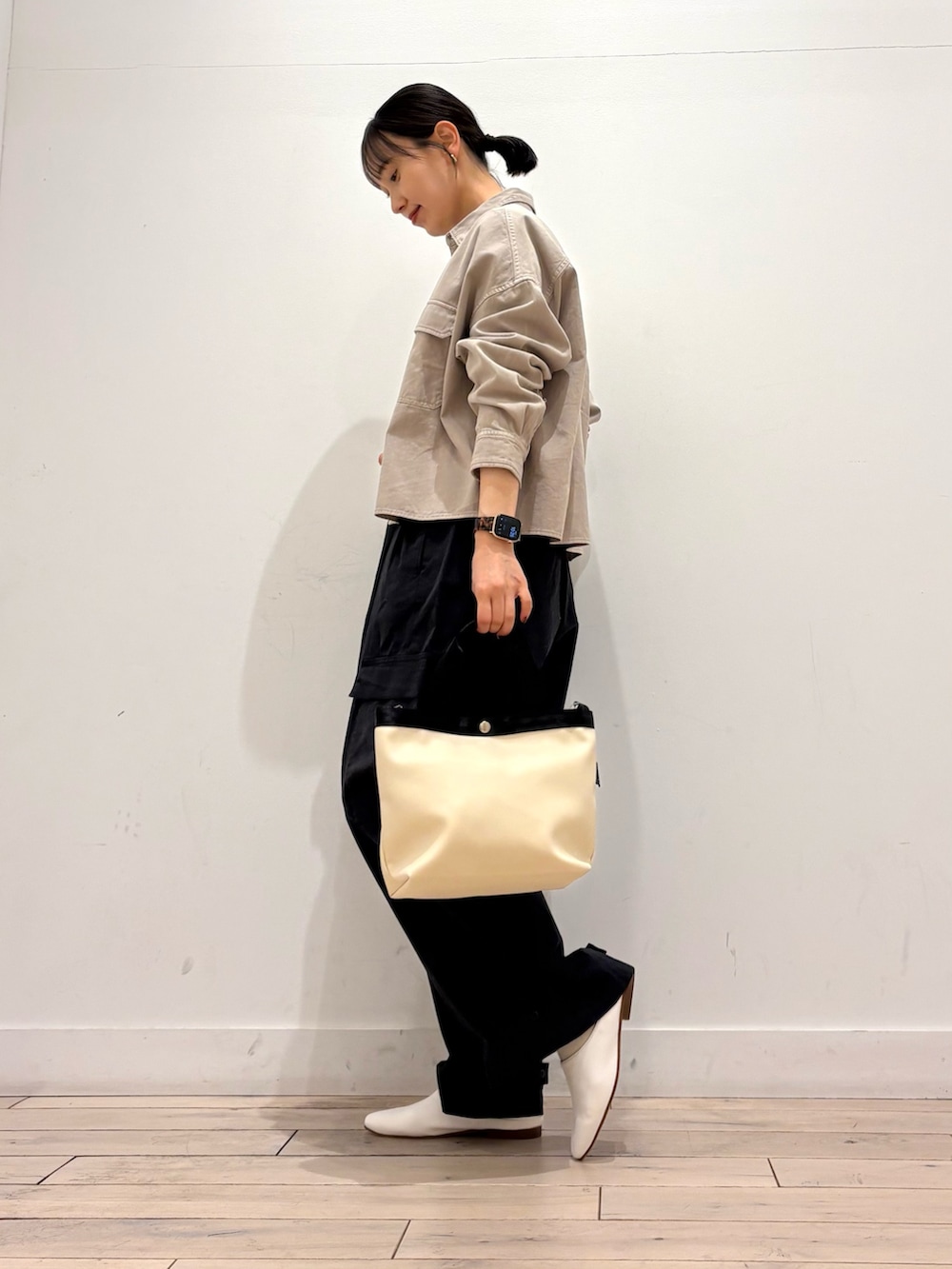 ベージュ系のシャツ/ブラウス、ブラック系のその他パンツ、ホワイト系のハンドバッグを着用したレディースの春コーディネートの3枚目の写真
