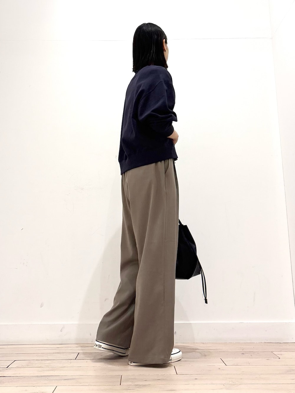 ブルー系のカーディガン/ボレロ、ベージュ系のタンクトップ、グレー系のその他パンツを着用したレディースの春コーディネートの4枚目の写真