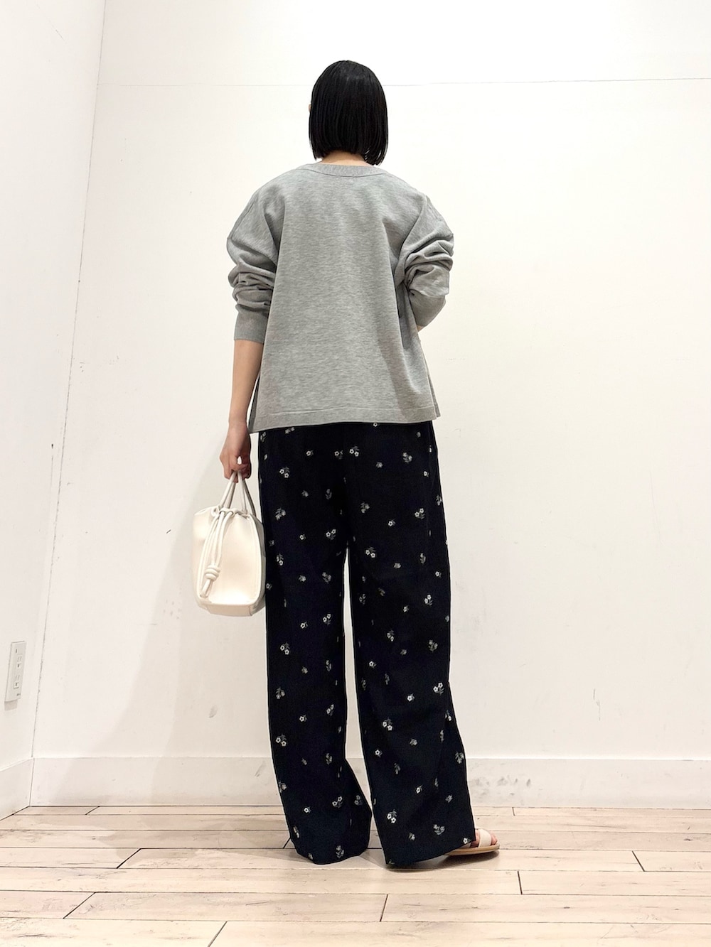 ホワイト系のタンクトップ、グレー系のカーディガン/ボレロ、ホワイト系のトートバッグを着用したレディースの春コーディネートの6枚目の写真