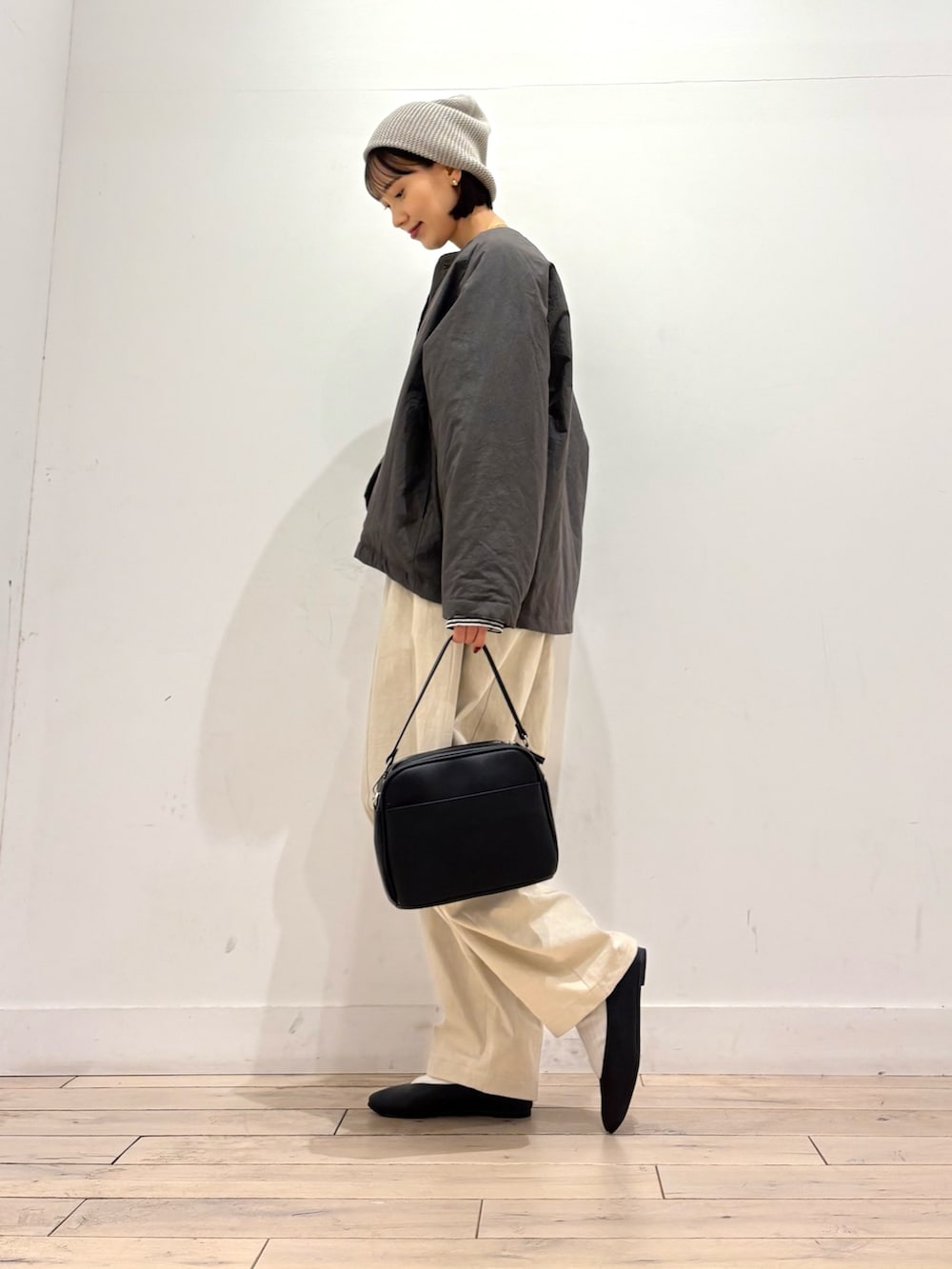 グレー系のダウンジャケット/コート、ブラック系のTシャツ/カットソー、ホワイト系のその他パンツを着用したレディースの秋コーディネートの4枚目の写真