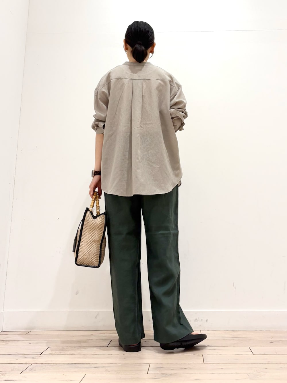 ブラック系のショルダーバッグ、グリーン系のその他パンツ、ブラック系のサンダルを着用したレディースの春コーディネートの4枚目の写真